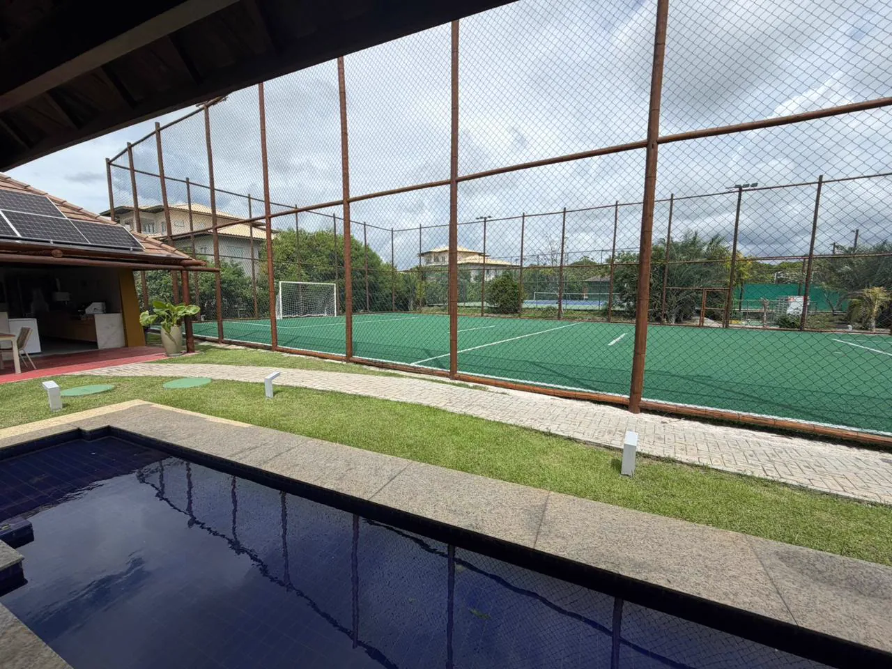 Quadra poliesportiva e campo de futebol society do condomínio